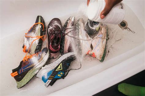 kan je nike schoenen wassen|Sneakers wassen in 4 stappen voor een stralend resultaat.